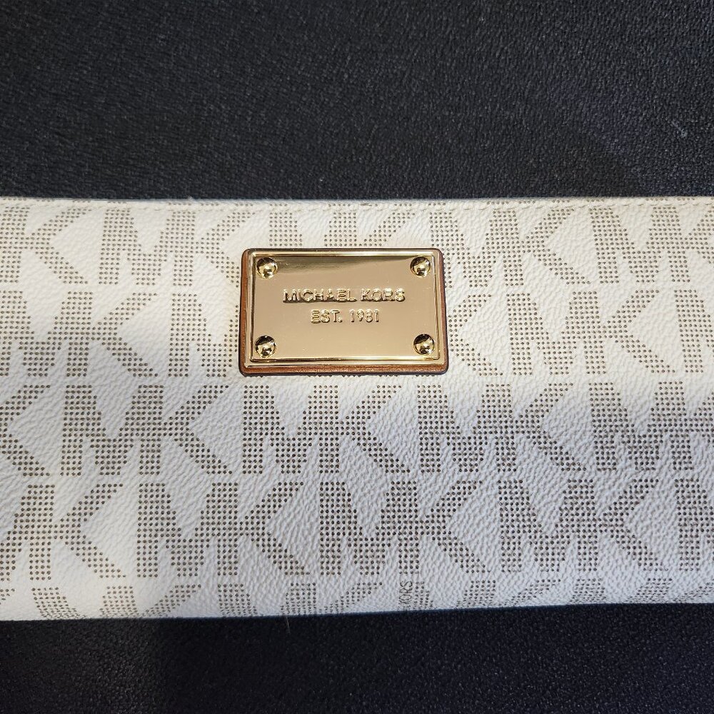 Michael Kors EUC Cream Zip Around Wallet